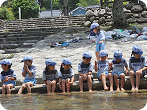 水遊びをする園児たち